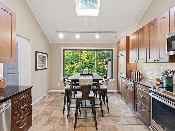 5th image of 48 Locust Farm Dr