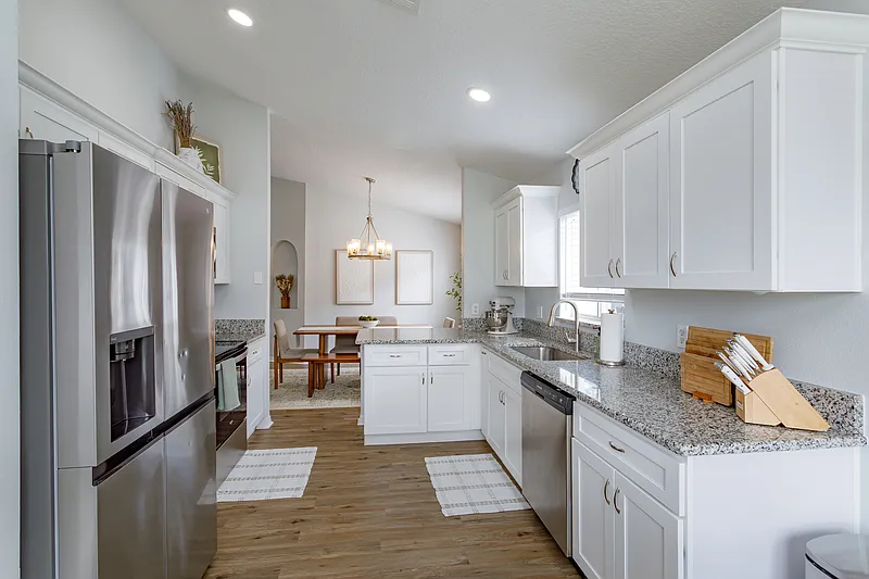 4 bed, 2.0 bath, 1998 sqft, $2,699 — Photo 4
