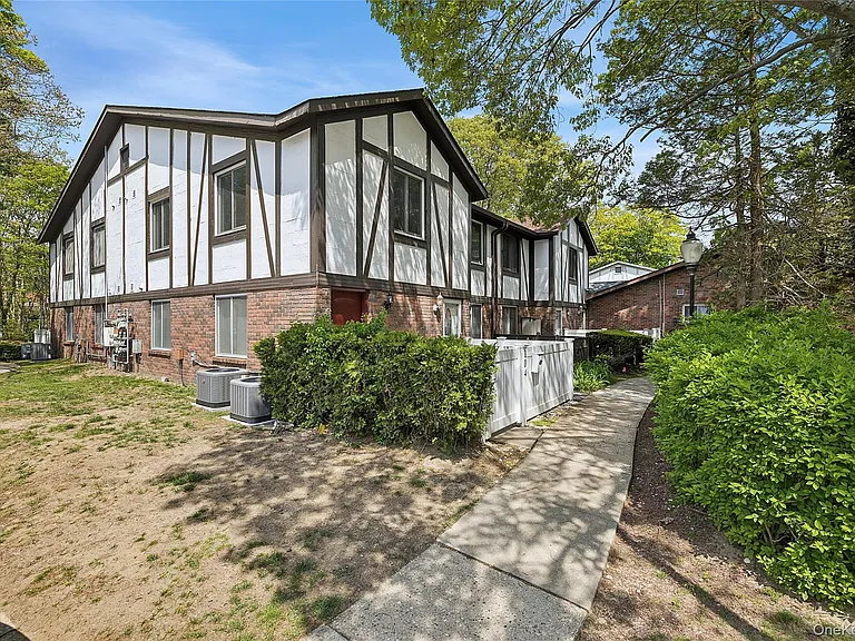 104 Birchwood Rd — Photo 2