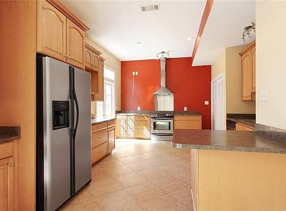 4th image of 2100 Napoleon Ave