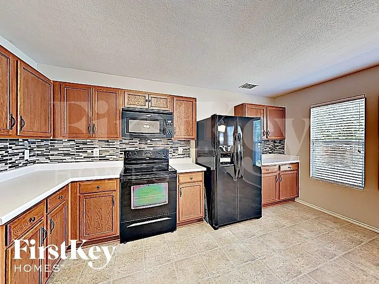 716 Wrigley Dr — Photo 3