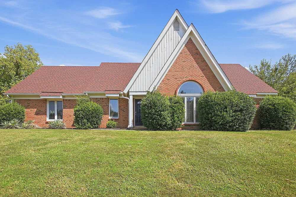 4 bed, 2.5 bath, 2474 sqft, $2,295 — Photo 1