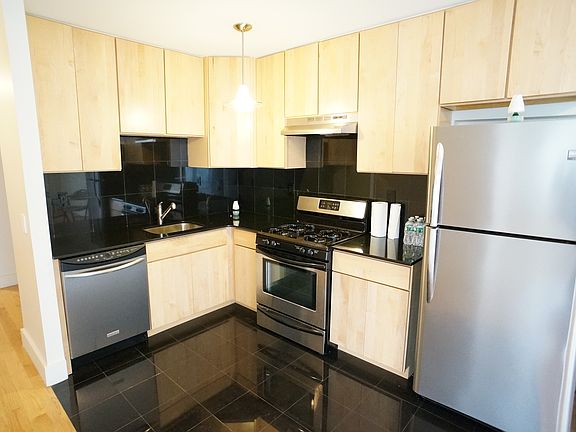 3rd image of 2155 Daly Ave #2A