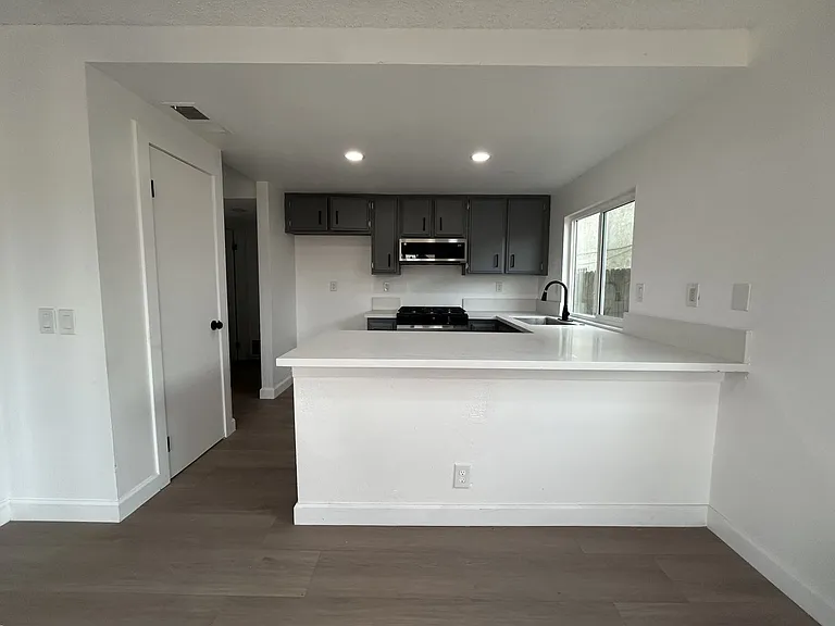 12040 Woodbridge Dr — Photo 2