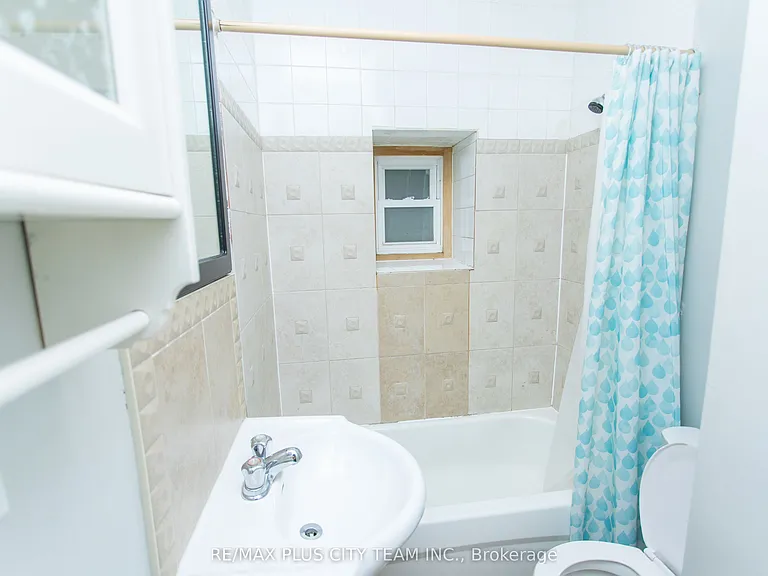 682 Bathurst St #2 — Photo 19