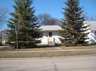 1906 10th Ave N, Grand Forks, ND 58203
