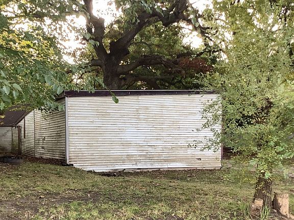 2nd image of 922 Kishwaukee St