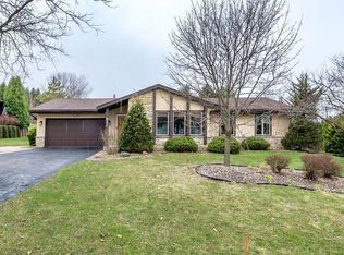 911 Manchester Ct, Hartland, WI 53029