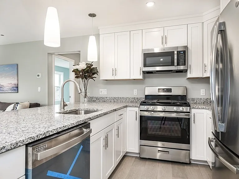 450 American Legion Hwy #304 — Photo 4