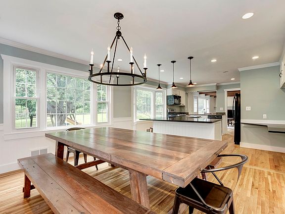 3rd image of 4809 Hornbeam Dr