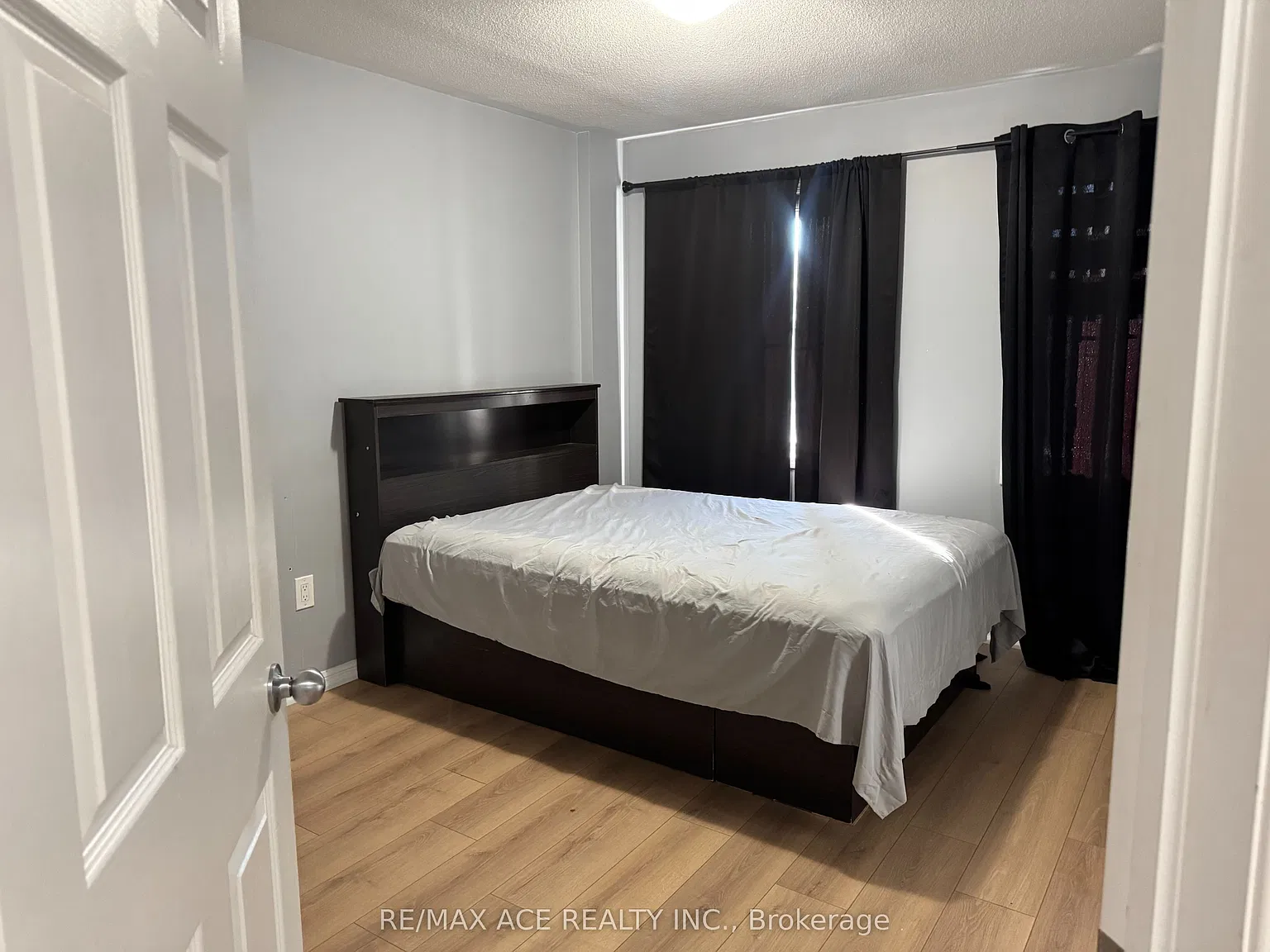 1851 Parkhurst Cres — Photo 4