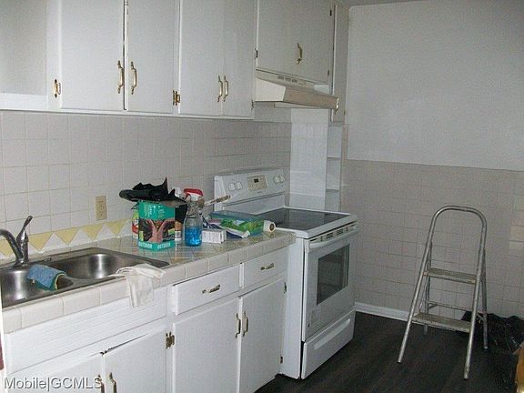 4th image of 3005 Louise Dr S
