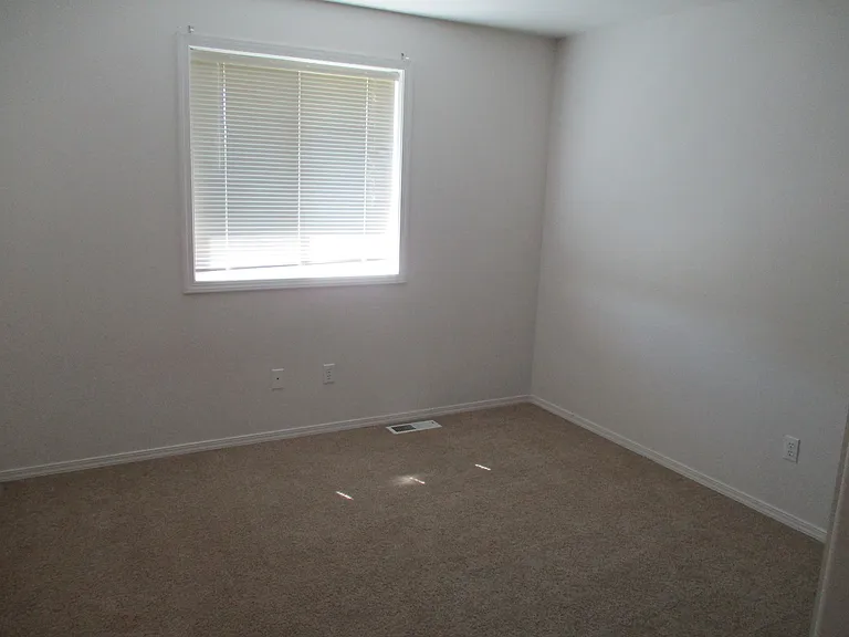 908-910 SE Birch Ave — Photo 13