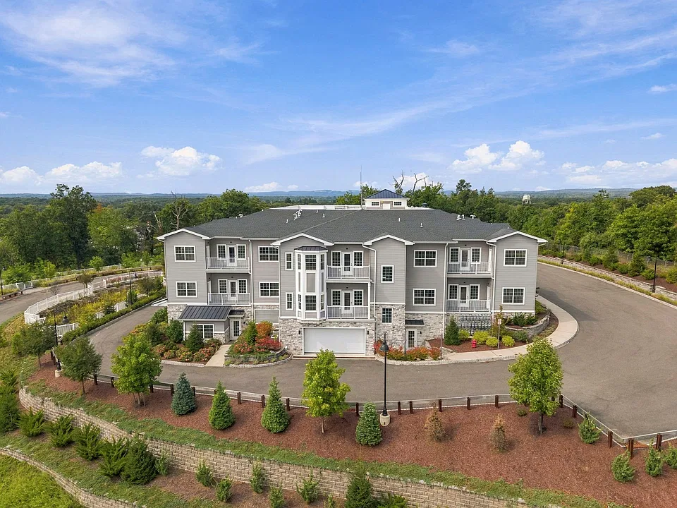 17 Hook Mountain Rd #105
