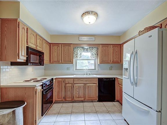5th image of 421 Narcissus Dr