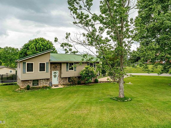 3rd image of 147 Hillcrest Cir