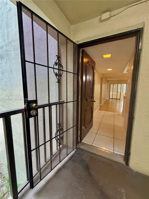 2320 S Cypress Bend Dr APT 206, photo 3