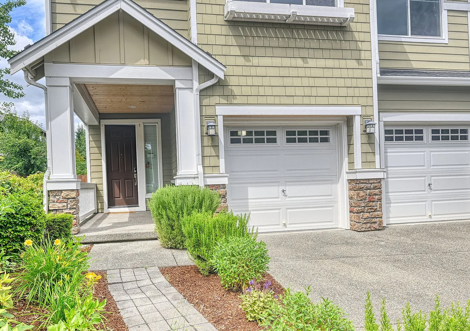 Spacious 4-Bed Home in the Northshore School District — Photo 2