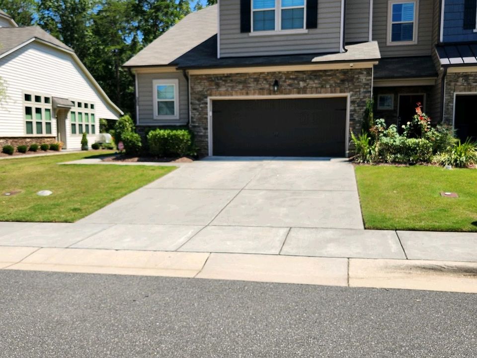 1st image of 303 Rubrum Dr