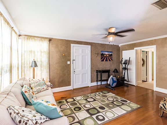 3rd image of 425 Dudley Dr