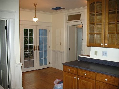 breakfast nook, doors to patio
