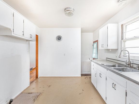 4th image of 7913 E 52nd St