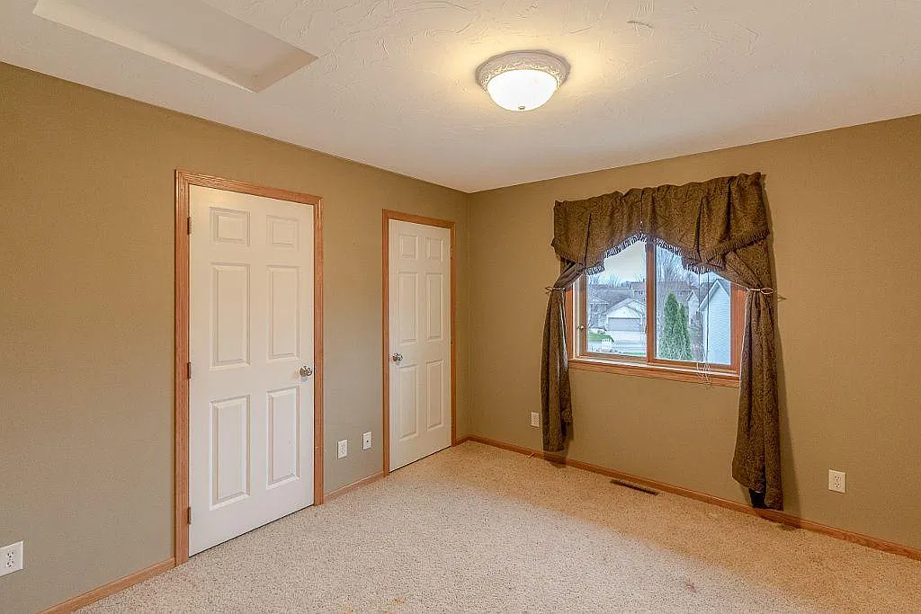 4 bed, 2400 sqft, $2,000 — Photo 4