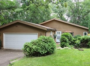 312 Oakleaf Rd, Lake In The Hills, IL 60156