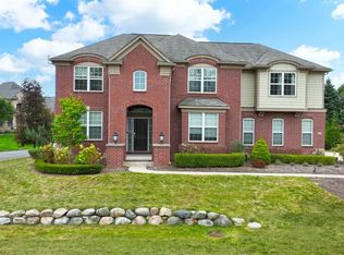 204 Greenan Ln, Lake Orion, MI