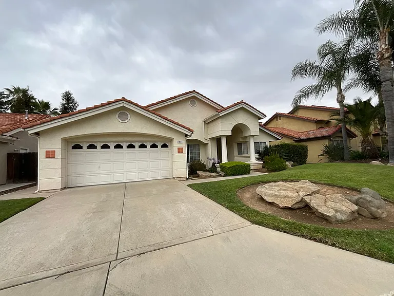 1834 E Lester Ave — Photo 2