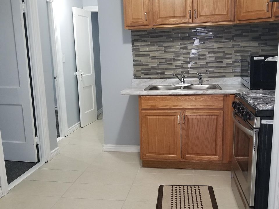 1st image of 5446 N Sawyer Ave #1R