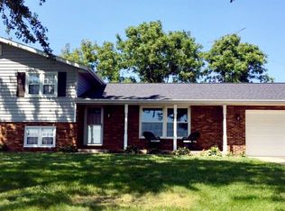 21184 Allentown Rd, Pekin, IL 61554