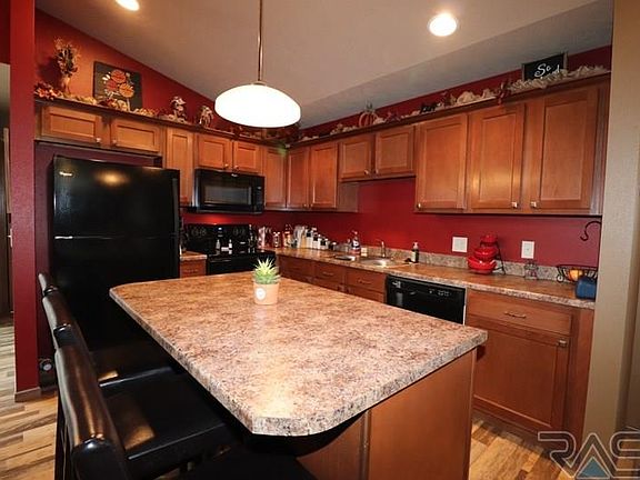 5th image of 415 Lien Ave