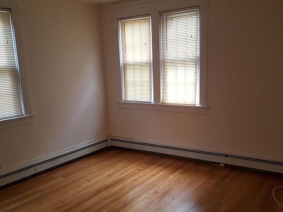4th image of 121 Garretson Ave