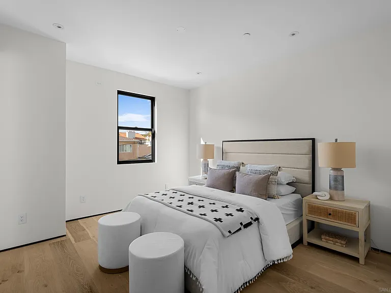 246 Playa Del Norte St — Photo 17