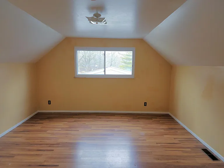 1013 W Willow St — Photo 11