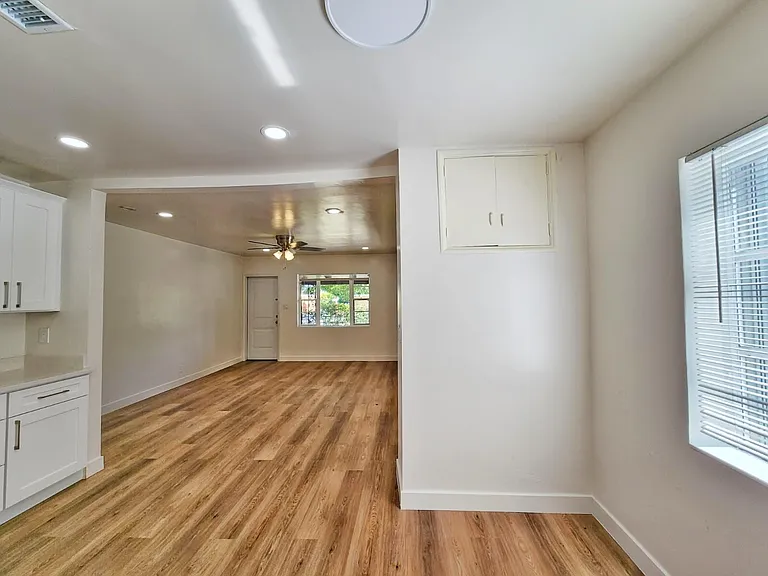 617 NE 8th Ave — Photo 12