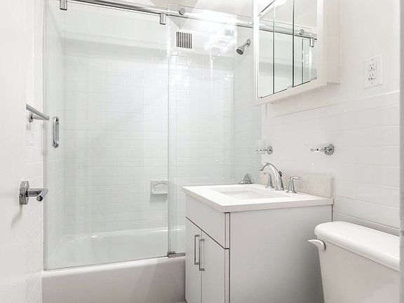 4th image of 160 E 55th St #1FE