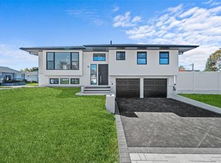 20 Briarwood Lane, Plainview, NY 11803