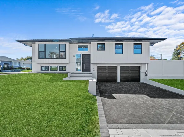 20 Briarwood Lane, Plainview, NY 11803