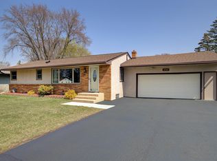 2714 Galtier St, Roseville, MN 55113