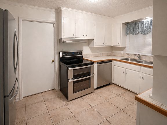 3rd image of 425 Fairmont Dr
