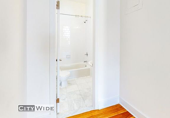 4th image of 33 E 65th St #4D