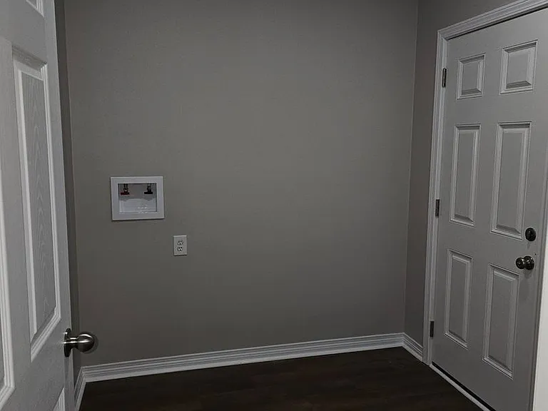 709 S Olive St — Photo 4