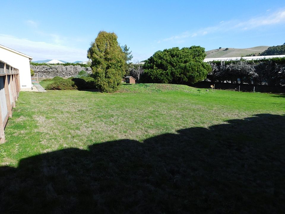 2nd image of 2205 Cabrillo Hwy S