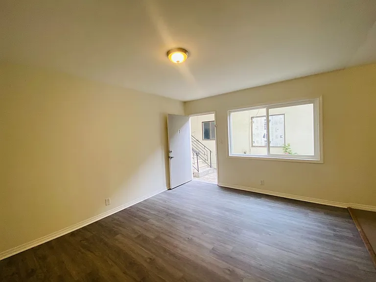 1319 Barry Apartments — Photo 8