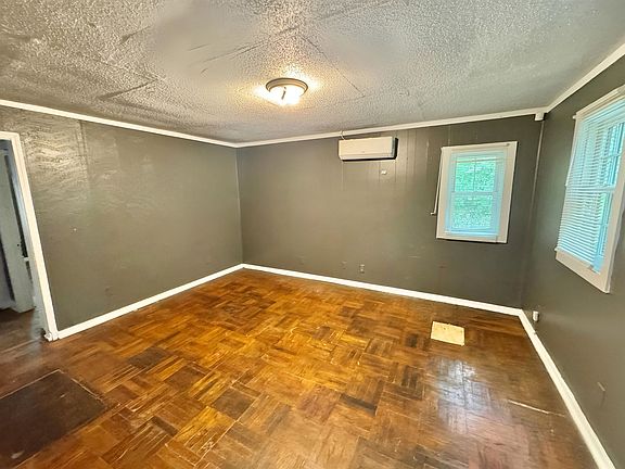 2nd image of 2743 Woodlawn Ter