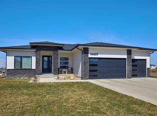 14407 Catalpa Dr, Urbandale, IA 50323