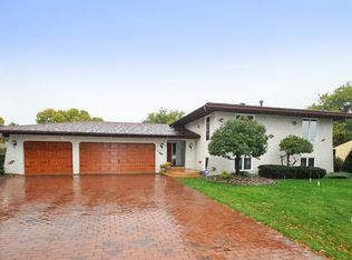 712 Bachelor Ave, Mendota Heights, MN 55118