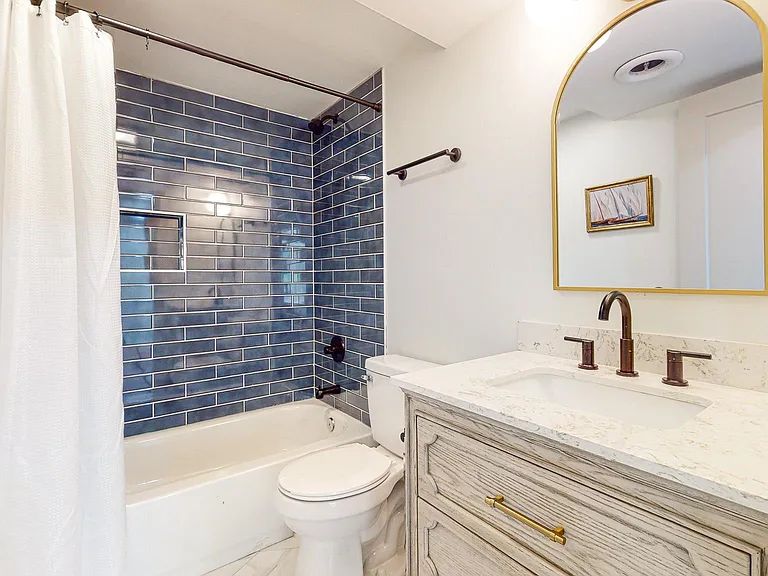 Lower level full bath